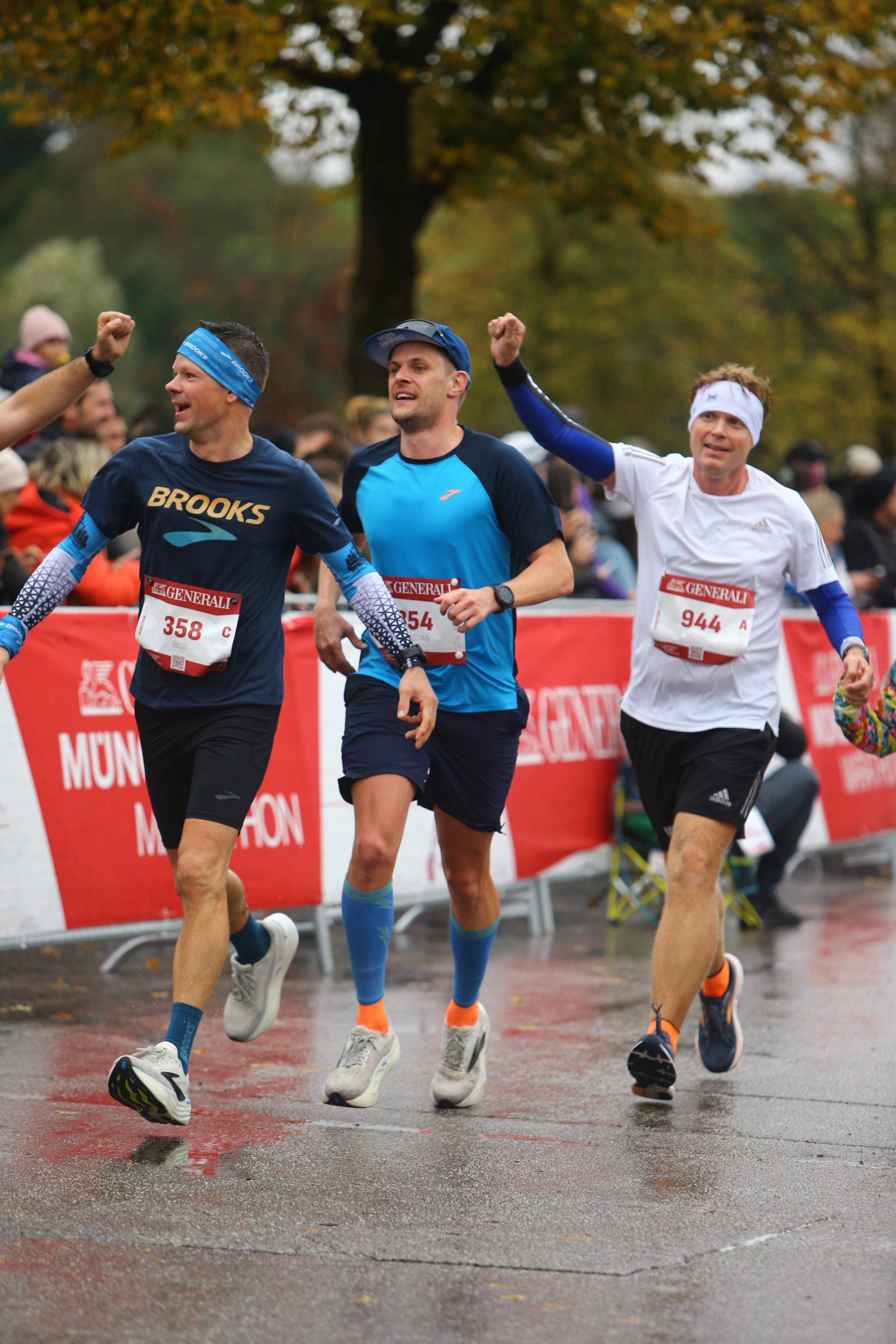 Zieleinlauf München Marathon 2024 gemeinsam mit Tochter Ida